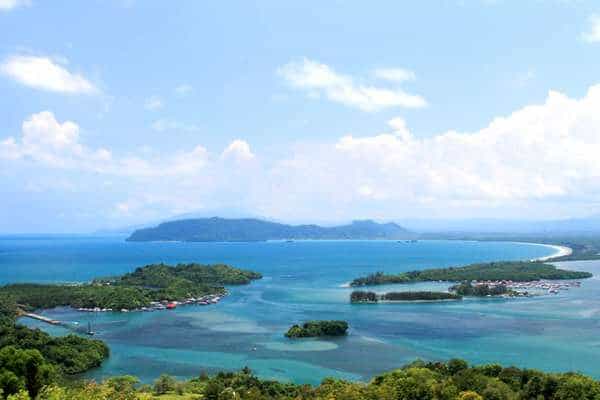 Teluk Youtefa, 1. Raja Ampat, 2. Danau Sentani, 3. Taman Nasional Teluk Cendrawasih, 4. Pantai Bosnik, 5. Air Terjun Wafsarak, 6. Lembah Baliem, 7. Desa Sauwandarek, 8. Teluk Youtefa, 9. Danau Pianiai, 10. Taman Nasional Lorentz