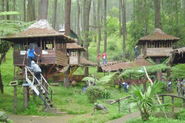 Wisata Rumah Pohon, 1. Pantai Muara Beting, 2. Danau Cibeureum, 3. Curug Parigi, 4. Piramida Summarecon Bekasi, 5. Pantai Muara Gembong, 6. Hutan Kota Bekasi, 7. Taman Kemang Pratama, 8. Wisata Rumah Pohon, 9. Gedung Juang 45, 10. Kelenteng Hok Lay Kiong