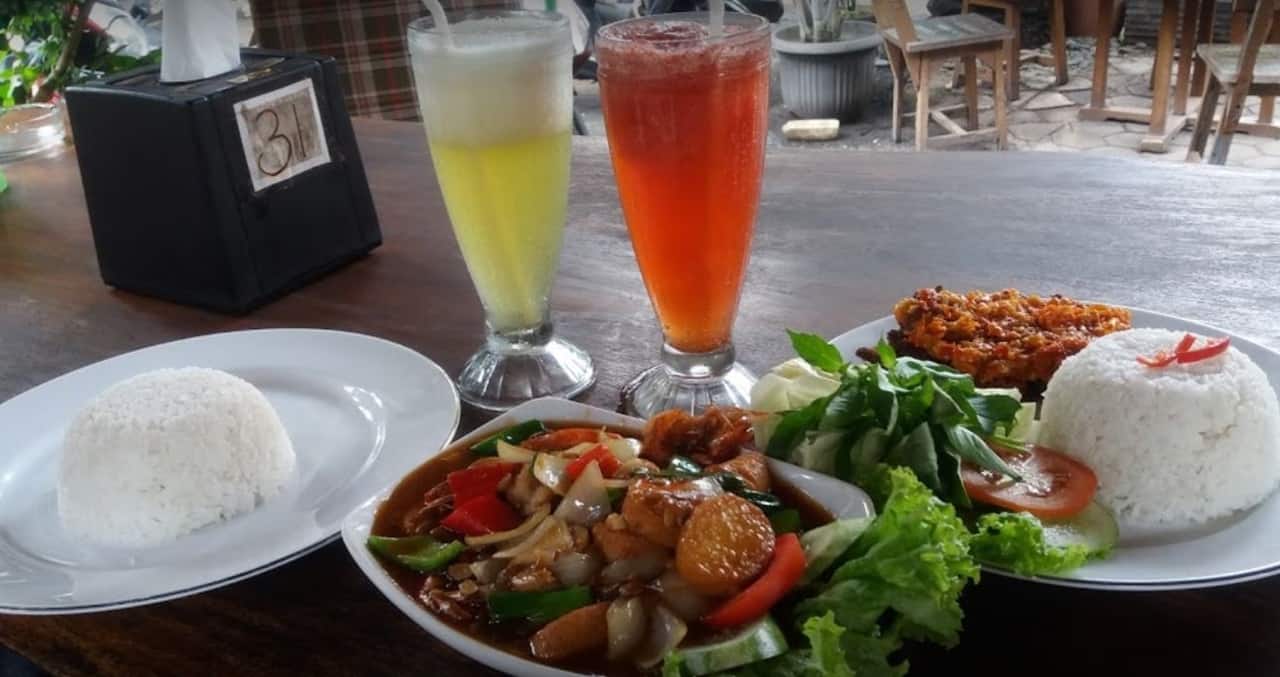 warna warni resto, 1. Koma Junkyard, 2. Tsamara Resto, 3. JW 54, 4. Double U Steak, 5. Sky Resto & Lounge, 6. Kopi Tjan, 7. Warna-Warni Resto & Cafe, 8. Fish Streat, 9. Bebek Kaleyo, 10. Bandar Djakarta
