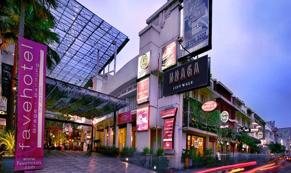 Braga CityWalk., 1. Paris Van Java, 2. Trans Studio Mall, 3. Paskal 23, 4. CiWalk, 5. Bandung Indah Plaza, 6. Istana BEC, 7. The Kings Shopping Centre, 8. Festival City Link, 9. Istana Plaza, 10. Braga City Walk, 11. Bandung Trade Center, 12. Miko Mall, 13. Ujung Berung Town Square