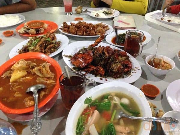 De Sampan Seafood & BBQ, 1. Restoran Golden Prawn 933, 2. Love Seafood Restaurant, 3. Yon Kee Istimewa Soup Seafood, 4. De Sampan Seafood & BBQ, 5. Rezeki Seafood Restaurant, 6. Restoran Pondok Batam Kuring, 7. Anambas Kopitiam, 8. Shaburi & Kintan Buffet, 9. Saung Sunda Sawargi – Bengkong, 10. De Patros Cafe, 11. Piccola Stella Batam, 12. Maharaja Curry House