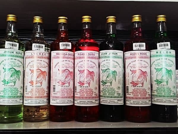 Sirup Tjampolay, 1. Kerupuk Melarat, 2. Terasi Udang, 3. Tape Ketan, 4. Emping Bumbu, 5. Kerupuk Lambak, 6. Rengginang, 7. Kue Gapit, 8. Sirup Tjampolay, 9. Sirup Jeniper, 10. Batik Cirebon