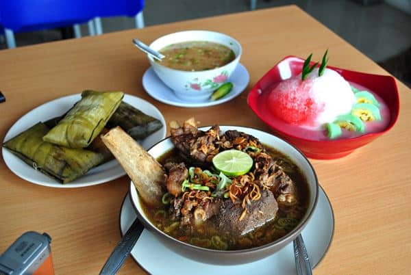 Coto Makassar Daeng Rewa, 1. Coto Makassar Daeng Kulle, 2. Coto Makassar Daeng Rewa, 3. RM Aroma Makassar (Konro Perak), 4. Coto Makassar Manalagi, 5. Coto Makassar Daeng Mochtar, 6. Coto Makassar Ala Maya, 7. Nasi Kuning Dobo &amp; Coto Makassar