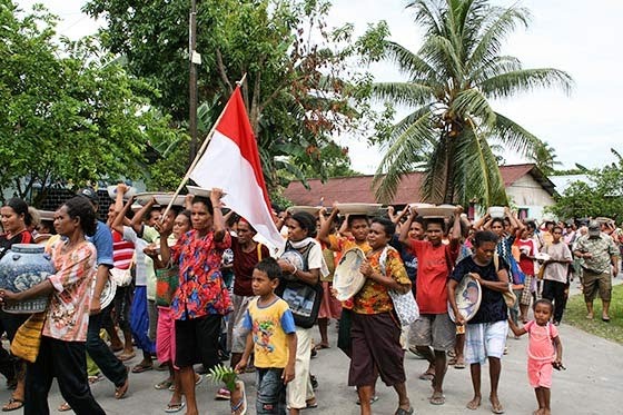1. Tradisi Bakar Batu, 2. Tradisi Potong Jari, 3. Tradisi Ararem (Suku Biak), 4. Tradisi Tato, 5. Tradisi Tanam Sasi, 6. Tradisi Pembuatan Tifa Menggunakan Darah, 7. Tradisi Festival Lembah Baliem, 8. Tradisi Mansorandak