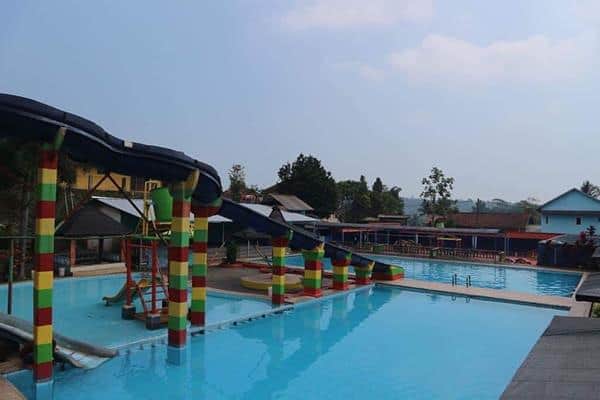 1. Kolam Renang TMC Waterpark, 2. Taman Batu Purwakarta, 3. Jatiluhur Water World, 4. Kolam Renang Jaya Tirta Abadi, 5. Kolam Renang Giri Tirta Kahuripan, 6. Kolam Renang Tirta Harapan, 7. Kolam Renang Cek Tse Long, 8. Kolam Renang Pesona Panghegar, 9. Kolam Renang Cisabuk, 10. Kuya Maranggi Waterpark