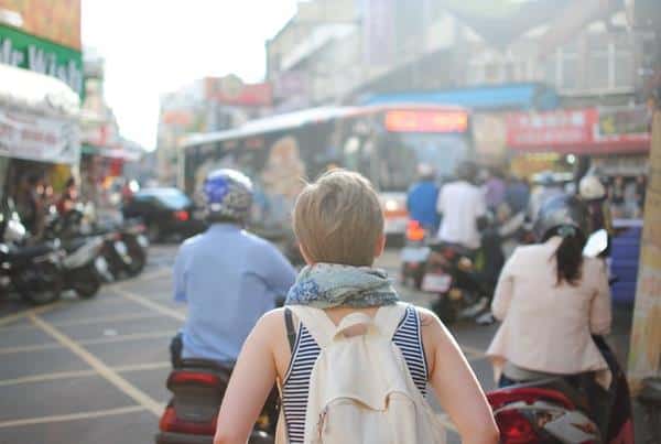 Berinteraksi dengan Orang Baru Traveling, 1. Pilih Transportasi Murah untuk Ke Jogja, 2. Booking Penginapan Murah Di Sekitar Malioboro, 3. Jangan Malas Jalan Kaki, 4. Cari Makanan yang Murah Meriah, 5. Siapkan GPS dan Pelajari Arah Mata Angin, 6. Sewa Alat Transportasi yang Efisien, 7. Kunjungi Tempat Wisata yang Gratis atau Ekonomis, 8. Belanja Oleh-Oleh yang Murah, 9. Jangan Lupa Menawar Di Malioboro, 10. Berbaur dengan Masyarakat Setempat