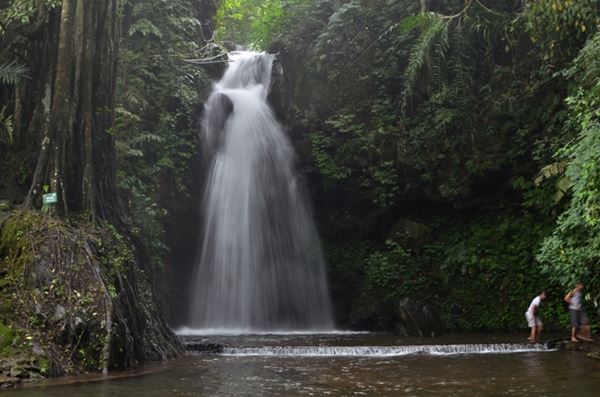 Curug Putri, 1. 7 Sumur Cibulan, 2. Curug Putri, 3. Curug Sidomba, 4. Waduk Darma, 5. Pemandian Air Panas Sangkanhurip Alami, 6. Telaga Remis, 7. Curug Bangkong, 8. Gedung Perundingan Linggarjati, 9. Taman Wisata Alam Linggarjati, 10. Taman Purbakala Cipari