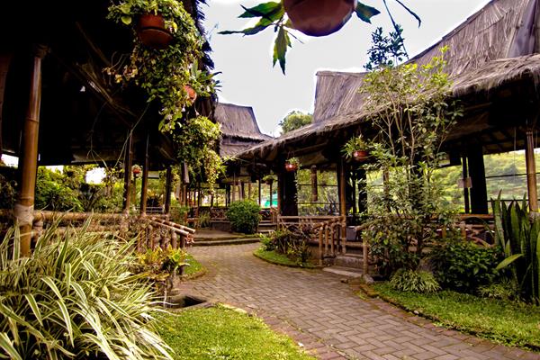 1. Restoran Kampung Daun, 2. Saung Pengkolan, 3. Tahu Susu Lembang, 4. Sindang Reret Hotel & Restaurant, 5. Sapu Lidi, 6. Gubug Makan Mang Engking, 7. Imah Seniman, 8. Mandarin Restaurant, 9. D`Seuhah Da Lada, 10. Natural Resto and Strawberry Land