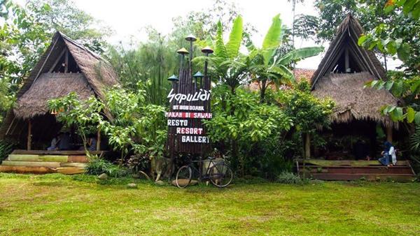 1. Restoran Kampung Daun, 2. Saung Pengkolan, 3. Tahu Susu Lembang, 4. Sindang Reret Hotel & Restaurant, 5. Sapu Lidi, 6. Gubug Makan Mang Engking, 7. Imah Seniman, 8. Mandarin Restaurant, 9. D`Seuhah Da Lada, 10. Natural Resto and Strawberry Land