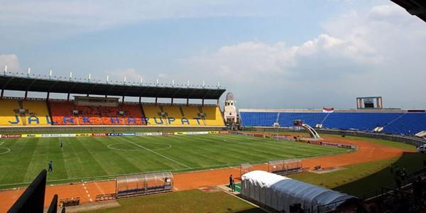Stadion Si Jalak Harupat, 1. Lapangan Gasibu, 2. GOR Saparua, 3. Saraga (Sarana Olahraga Ganesha), 4. GOR Pajajaran, 5. Stadion UPI (Universitas Pendidikan Indonesia), 6. Kiara Artha Park, 7. Lapangan Tegalega, 8. Kawasan Kota Baru Parahyangan, 9. Stadion GBLA (Gelora Bandung Lautan Api), 10. Stadion Siliwangi, 11. Stadion Si Jalak Harupat