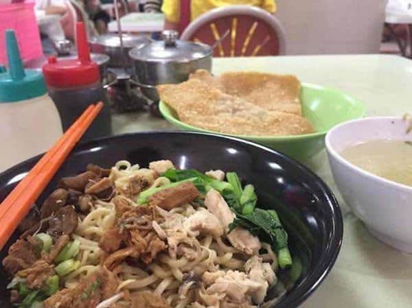Bakmi Gang Kelinci, 1. Nasi Goreng Kambing Kebon Sirih, 2. Ragusa Es Italia, 3. Roti Bakar Eddy, 4. Bakmi Gang Kelinci, 5. Asinan Betawi H. Mansyur, 6. Soto Betawi Haji Husen, 7. Mie Ayam Gondangdia, 8. Restoran Trio, 9. Bubur Ayam Cikini H.R. Suleman, 10. Soto Betawi H. Ma’ruf