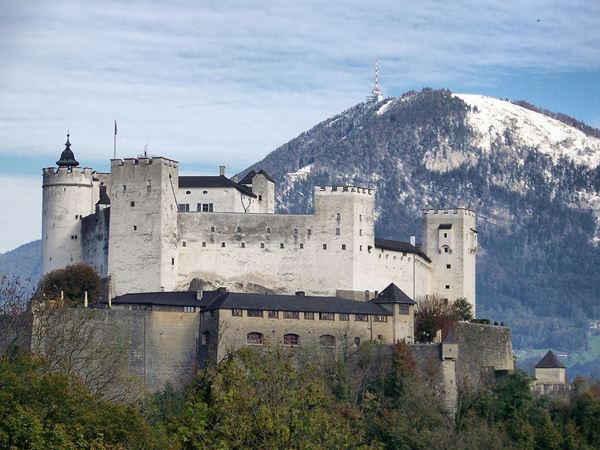 Benteng Hohensalzburg, 1. Istana Schönbrunn, 2. Mozart’s Birthplace, 3. Hallstatt, 4. St. Anton, 5. Bad Gastein, 6. Spanish Riding School, 7. Air Terjun Krimml, 8. Benteng Hohensalzburg, 9. Zell am See, 10. Eisriesenwelt