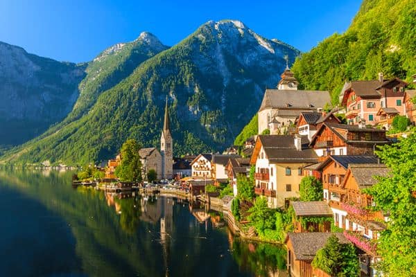 Hallstatt, 1. Istana Schönbrunn, 2. Mozart’s Birthplace, 3. Hallstatt, 4. St. Anton, 5. Bad Gastein, 6. Spanish Riding School, 7. Air Terjun Krimml, 8. Benteng Hohensalzburg, 9. Zell am See, 10. Eisriesenwelt