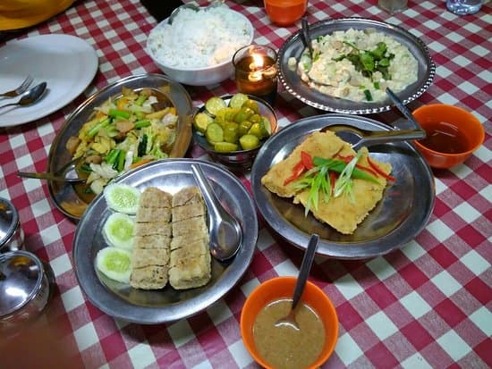 Restoran Trio, 1. Nasi Goreng Kambing Kebon Sirih, 2. Ragusa Es Italia, 3. Roti Bakar Eddy, 4. Bakmi Gang Kelinci, 5. Asinan Betawi H. Mansyur, 6. Soto Betawi Haji Husen, 7. Mie Ayam Gondangdia, 8. Restoran Trio, 9. Bubur Ayam Cikini H.R. Suleman, 10. Soto Betawi H. Ma’ruf
