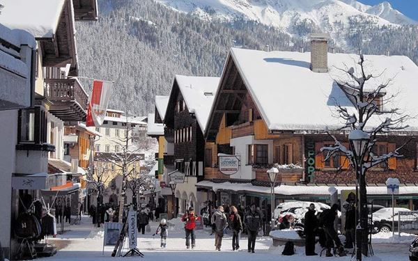 St. Anton, 1. Istana Schönbrunn, 2. Mozart’s Birthplace, 3. Hallstatt, 4. St. Anton, 5. Bad Gastein, 6. Spanish Riding School, 7. Air Terjun Krimml, 8. Benteng Hohensalzburg, 9. Zell am See, 10. Eisriesenwelt