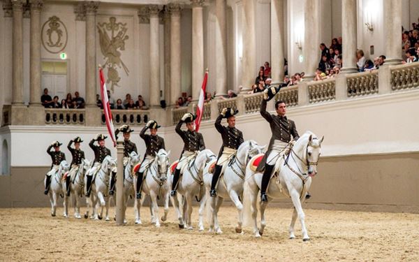 Spanish Riding School, 1. Istana Schönbrunn, 2. Mozart’s Birthplace, 3. Hallstatt, 4. St. Anton, 5. Bad Gastein, 6. Spanish Riding School, 7. Air Terjun Krimml, 8. Benteng Hohensalzburg, 9. Zell am See, 10. Eisriesenwelt