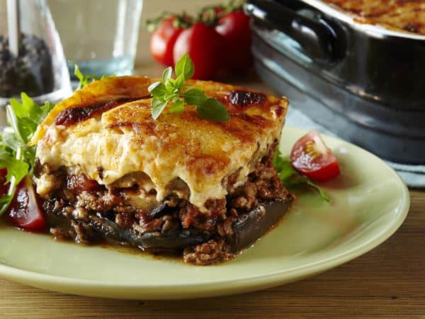 Moussaka Makanan Khas Yunani, 1. Moussaka, 2. Fasolatha, 3. Roti Pita, 4. Souvlaki, 5. Spanakopita, 6. Koulouri, 7. Greek Seafood, 8. Greek Burito, 9. Keju Feta, 10. Portokalopita