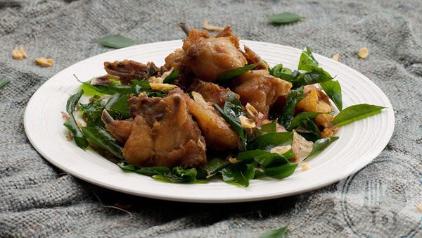 Ayam Tangkap, 1. Mie Aceh, 2. Sate Matang, 3. Gulai Kambing, 4. Kuah Pliek U, 5. Ayam Tangkap, 6. Kuah Sie Itek, 7. Kuah Masam Keu-eung, 8. Ungkot Kemamah, 9. Kue Timphan, 10. Martabak Aceh