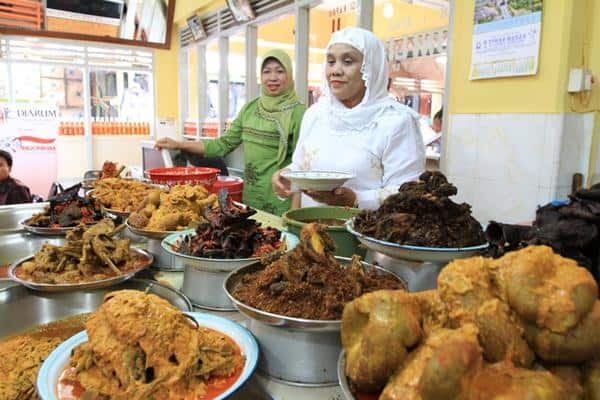Nasi Kapau Uni Lis, 1. Lontong, 2. Katupek Pical (Ketupat Pical), 3. Karupuak Kuah (Kerupuk Kuah), 4. Ampiang Dadiah, 5. Cindua Langkok (Cendol Lengkap), 6. Bubua Kampiun (Bubur Kampiun), 7. Nasi Kapau, 8. Itiak Lado Mudo (Bebek Cabe Hijau), 9. Kalio Jariang Mudo (Gulai Jengkol Muda), 10. Ayam Pop