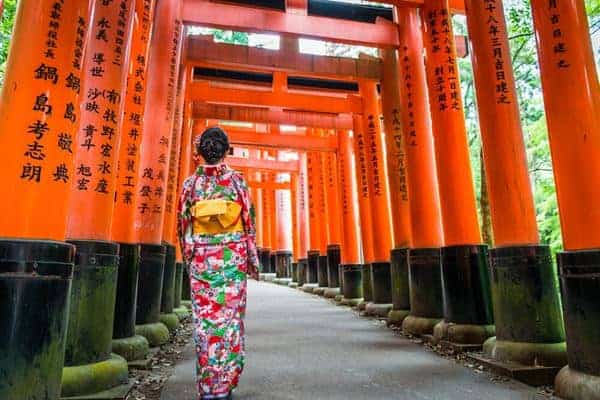 Fushimi Inari Taisha, 1. Rajin Berburu Tiket Pesawat Murah, 2. Pilih Waktu Liburan di Low Season, 3. Pilih Penginapan yang Murah, 4. Buat Itenerary Sendiri, 5. Bawa Barang Secukupnya, 6. Jalan Kaki dan Naik Kereta, 7. Bawa Bekal Makanan, 8. Kunjungi Objek Wisata Gratis, 9. Beli Oleh-Oleh yang Murah, 10. Jaga Kesehatan Tubuh