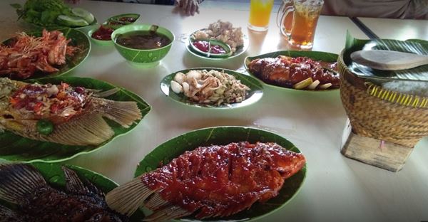 Gubug Udang Situ Cibubur Tempat Makan Enak di Cibubur, 1. Gubug Udang Situ Cibubur, 2. Telaga Seafood Restaurant, 3. Sate Kiloan SMS, 4. Teras Rimbun, 5. Soto Betawi Bang Udin, 6. Umaku Sushi, 7. Pecel Pincuk Bu Ida, 8. Terminal Ketan Cak Gandut, 9. RM Ibu Haji, 10. Ikan Bakar 1000 Pulau