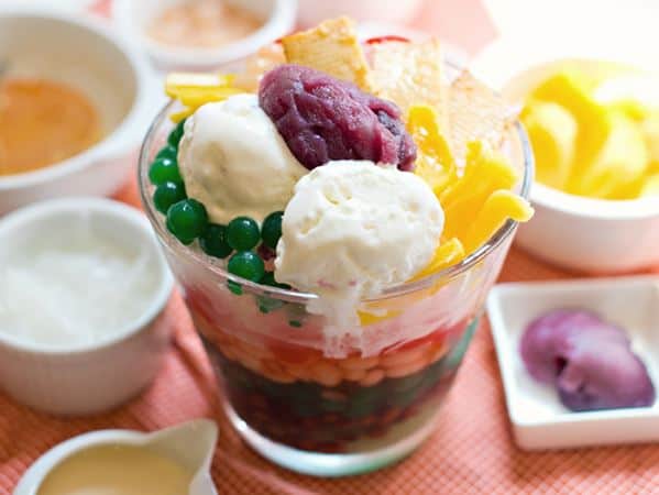 Halo-halo, 1. Balut, 2. Chicken Adobo, 3. Kinilaw, 4. Bicol Express, 5. Tapsilog, 6. Beef Caldereta, 7. Chicken Inasal, 8. Kwek-kwek, 9. Kare-kare, 10. Halo-halo