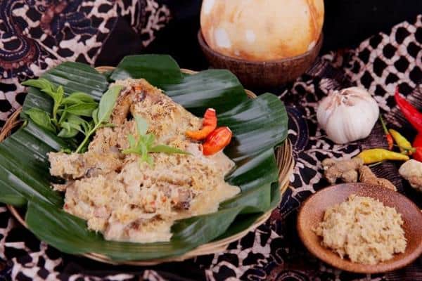 Pecel Pitik, 1. Rujak Soto, 2. Sayur dan Sambal Lucu, 3. Pecel Pitik, 4. Pindang Koyong, 5. Sego Tempong, 6. Sego Cawuk, 7. Jangan Uyah Asem, 8. Bagiak, 9. Kue Klemben, 10. Ladrang