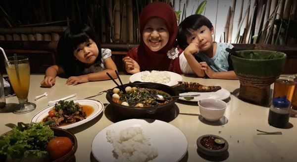 Rumah Makan Pondok Lauk, 1. Restoran Bukit Pelayangan, 2. Rumah Makan Pondok Lauk, 3. Bambu OJU Seafood &amp; Resto, 4. Taman Santap Rumah Kayu, 5. Kampung Nirwana, 6. Warung Lesehan Cahya, 7. Gubug Makan Mang Engking, 8. RM Hj. Kokom, 9. Kampoeng Aer, 10. Waroeng Sunda