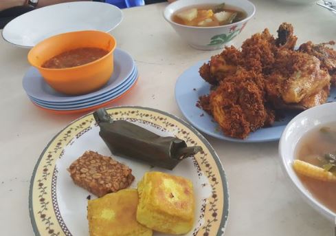 RM Hj. Kokom, 1. Restoran Bukit Pelayangan, 2. Rumah Makan Pondok Lauk, 3. Bambu OJU Seafood &amp; Resto, 4. Taman Santap Rumah Kayu, 5. Kampung Nirwana, 6. Warung Lesehan Cahya, 7. Gubug Makan Mang Engking, 8. RM Hj. Kokom, 9. Kampoeng Aer, 10. Waroeng Sunda