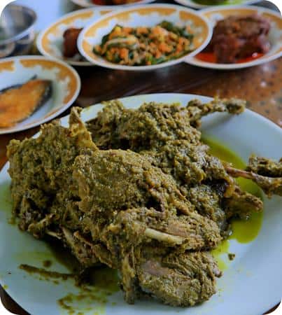 Gulai Itiak Lado Mudo Ngarai, 1. Lontong, 2. Katupek Pical (Ketupat Pical), 3. Karupuak Kuah (Kerupuk Kuah), 4. Ampiang Dadiah, 5. Cindua Langkok (Cendol Lengkap), 6. Bubua Kampiun (Bubur Kampiun), 7. Nasi Kapau, 8. Itiak Lado Mudo (Bebek Cabe Hijau), 9. Kalio Jariang Mudo (Gulai Jengkol Muda), 10. Ayam Pop
