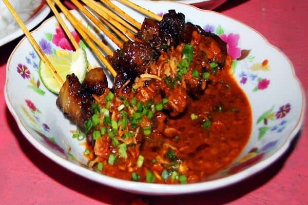 Sate Matang, 1. Mie Aceh, 2. Sate Matang, 3. Gulai Kambing, 4. Kuah Pliek U, 5. Ayam Tangkap, 6. Kuah Sie Itek, 7. Kuah Masam Keu-eung, 8. Ungkot Kemamah, 9. Kue Timphan, 10. Martabak Aceh