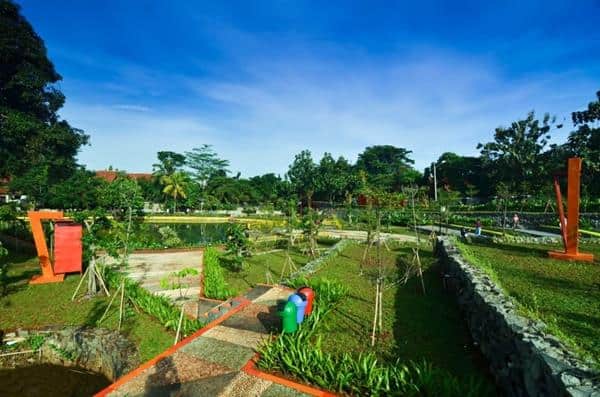 1. Masjid Dian Al-Mahri, 2. Taman Bunga Wiladatika, 3. Studio Alam TVRI, 4. Situ Cilodong, 5. Situ Sawangan dan Bojongsari, 6. D'Kandang Amazing Farm, 7. Rumah Keramik F Widayanto, 8. Taman Lembah Mawar, 9. Kampung 3D, 10. Kafe Daebak