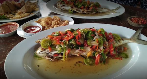 Taman Santap Rumah Kayu, 1. Restoran Bukit Pelayangan, 2. Rumah Makan Pondok Lauk, 3. Bambu OJU Seafood &amp; Resto, 4. Taman Santap Rumah Kayu, 5. Kampung Nirwana, 6. Warung Lesehan Cahya, 7. Gubug Makan Mang Engking, 8. RM Hj. Kokom, 9. Kampoeng Aer, 10. Waroeng Sunda