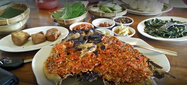 Waroeng Sunda, 1. Restoran Bukit Pelayangan, 2. Rumah Makan Pondok Lauk, 3. Bambu OJU Seafood &amp; Resto, 4. Taman Santap Rumah Kayu, 5. Kampung Nirwana, 6. Warung Lesehan Cahya, 7. Gubug Makan Mang Engking, 8. RM Hj. Kokom, 9. Kampoeng Aer, 10. Waroeng Sunda