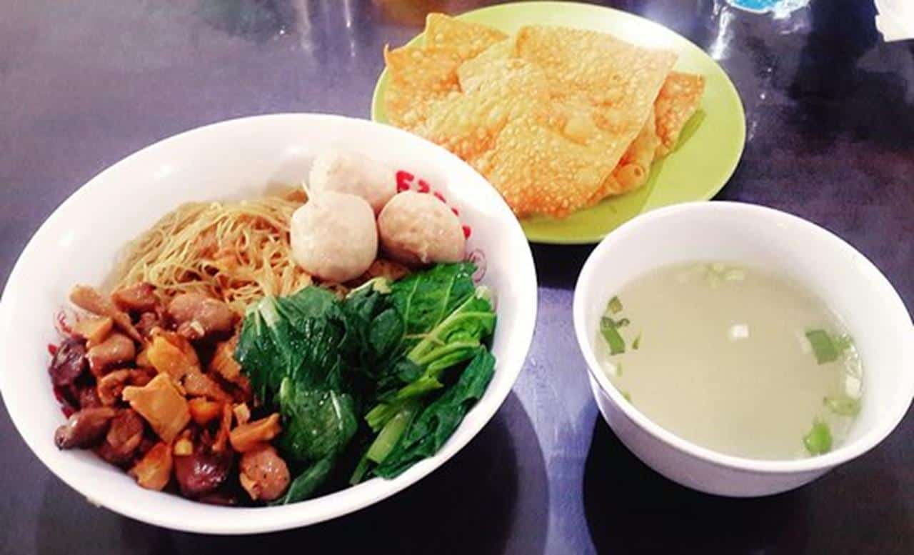 Mie Ayam Gondangdia, 1. Nasi Goreng Kambing Kebon Sirih, 2. Ragusa Es Italia, 3. Roti Bakar Eddy, 4. Bakmi Gang Kelinci, 5. Asinan Betawi H. Mansyur, 6. Soto Betawi Haji Husen, 7. Mie Ayam Gondangdia, 8. Restoran Trio, 9. Bubur Ayam Cikini H.R. Suleman, 10. Soto Betawi H. Ma’ruf