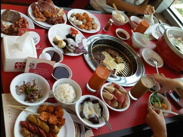 Makan di Hanamasa, 1. Datang ke resepsionis atau waitress, 2. Duduk di Meja yang Ditunjukkan, 3. Ambil Makanan Secukupnya, 4. Tidak Perlu Pesan Minuman, 5. Masak Makanan Sendiri, 1. Jangan Sampai Puasa Makan, 2. Ambil Daging atau Makanan yang Paling Enak, 3. Minum Air Putih, 4. Bagi Tugas dengan Teman, 5. Jangan Merebus dan Membakar Daging Terlalu Lama, 6. Selingi Yakiniku dengan Syabu-Syabu, 7. Jangan Istirahat Terlalu Lama