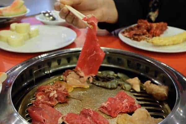 Masak makanan sendiri, 1. Datang ke resepsionis atau waitress, 2. Duduk di Meja yang Ditunjukkan, 3. Ambil Makanan Secukupnya, 4. Tidak Perlu Pesan Minuman, 5. Masak Makanan Sendiri, 1. Jangan Sampai Puasa Makan, 2. Ambil Daging atau Makanan yang Paling Enak, 3. Minum Air Putih, 4. Bagi Tugas dengan Teman, 5. Jangan Merebus dan Membakar Daging Terlalu Lama, 6. Selingi Yakiniku dengan Syabu-Syabu, 7. Jangan Istirahat Terlalu Lama