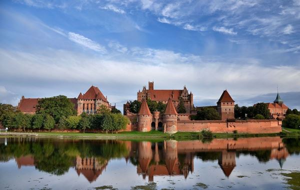 Malbork Castle, 1. Benteng Keraton Buton – Indonesia, 2. Citadel of Aleppo – Suriah, 3. Edinburgh Castle – Skotlandia, 4. Chittor Fort – India, 5. Buda Castle – Hongaria, 6. Spis Castle – Slovakia, 7. Königstein Fortress – Jerman, 8. Masada – Israel, 9. Mehrangarh Fort – India, 10. Malbork Castle – Polandia