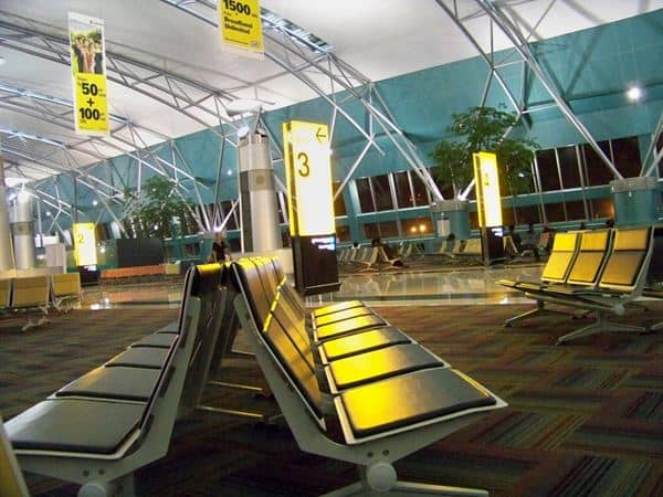Ambil boarding pass dan tunggu di dekat gate keberangkatan