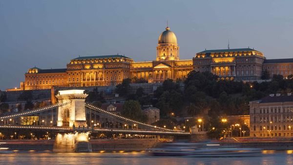 Buda Castle, 1. Benteng Keraton Buton – Indonesia, 2. Citadel of Aleppo – Suriah, 3. Edinburgh Castle – Skotlandia, 4. Chittor Fort – India, 5. Buda Castle – Hongaria, 6. Spis Castle – Slovakia, 7. Königstein Fortress – Jerman, 8. Masada – Israel, 9. Mehrangarh Fort – India, 10. Malbork Castle – Polandia