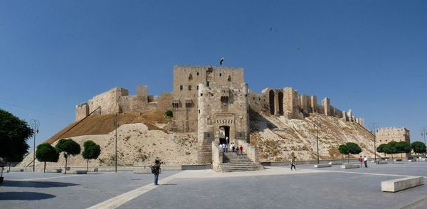 Citadel of Aleppo, 1. Benteng Keraton Buton – Indonesia, 2. Citadel of Aleppo – Suriah, 3. Edinburgh Castle – Skotlandia, 4. Chittor Fort – India, 5. Buda Castle – Hongaria, 6. Spis Castle – Slovakia, 7. Königstein Fortress – Jerman, 8. Masada – Israel, 9. Mehrangarh Fort – India, 10. Malbork Castle – Polandia