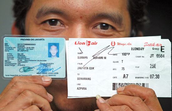Tunjukkan KTP Paspor dan menimbang bagasi