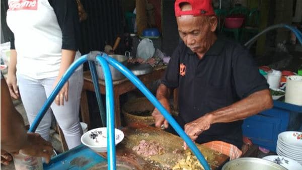 Empal Dengkil Mang Kojek, 1. Empal Gentong H. Apud, 2. Empal Gentong Amarta, 3. Empal Gentong Krucuk, 4. Empal Gentong Bu Darma, 5. Empal Gentong Hj. Dian, 6. Empal Dengkil Mang Kojek, 7. Empal Gentong H. Nas, 8. Empal Gentong Tulang Muda Pak Oman, 9. Empal Gentong Zambrud Mas Teguh, 10. Empal Gentong Mang Darma