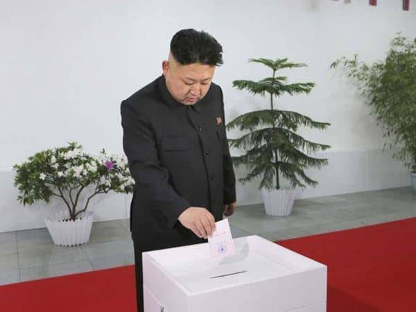 Pemilu Abal-abal, 1. Punya Kalender dan Zona Waktu Sendiri, 2. Dilarang Merayakan Ulang Tahun, 3. Hanya Ada 3 Channel TV, 4. Model Rambut Ditentukan, 5. Pemilu Abal-abal, 6. Hukuman untuk Tiga Generasi, 7. Batasan Menggunakan Internet, 8. Penonton Bola dan Pengunjung Taman Hiburan Bayaran, 9. Larangan Mendengarkan Musik, 10. “Ramah” Terhadap Wisatawan Asing