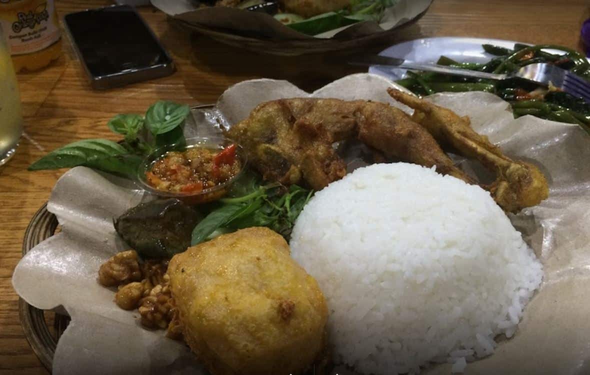 AYAM KQ5 CIMINDI, 1. Ampera Cibabat, 2. Rumah Makan Kiambang Raya, 3. RM. Ibu Haji Cijantung, 4. Rumah Makan Ciganea Baros, 5. Kafe Cabin Truck, 6. Rumah Makan Mirasa, 7. The Casturi Cafe &amp; Resto, 8. Bebek Salero, 9. Ayam KQ5, 10. Warung Nasi khas Sunda Laksana