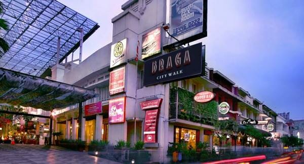 Jalan Braga tempat tahun baru di Bandung, 1. Monumen Perjuangan Rakyat Jawa Barat, 2. Alun-alun Bandung, 3. Puncak Bintang, 4. Jalan Braga, 5. Kawasan Wisata Lembang, 6. Lapangan Gasibu (Gedung Sate), 7. Daerah Ciumbuleuit, 8. Lapangan Tegalega, 9. Tempat Penginapan/Hotel/Villa, 10. Paket New Year's Eve Hotel