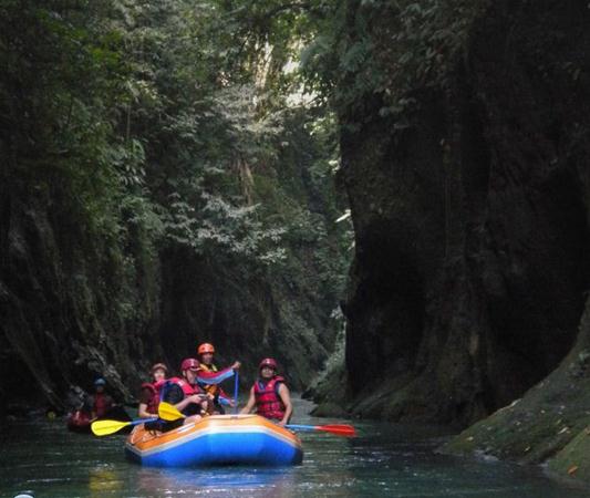 Bumi Outdoors  tempat outbound di Medan, 1. Kampoeng Stakoetoe, 2. Kampung Ladang, 3. Toba Caldera Outbound, 4. Avros Park, 5. Dunia Outbound Kita, 6. Dusun Kreatif, 7. Bumi Outdoors, 8. Rajasyah Outbond &amp; Edu Center, 9. Taman Pramuka Sibolangit
