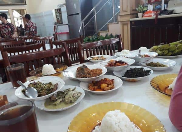rumah makan padang di Bandung Rumah Makan Padang Bu Mus, 1. Rumah Makan Malah Dicubo, 2. Rumah Makan Padang Bu Mus, 3. Restoran Sederhana, 4. Sari Bundo, 5. Restoran Simpang Raya, 6. Rumah Makan Sabana Kapau, 7. Rumah Makan Dendeng Batokok, 8. Mitra Sederhana Pasteur, 9. Restoran Gelora Minang, 10. Rumah Makan Uni Kapau Jaya, 11. Rumah Makan Boga Raso, 12. Rumah Makan Surya Permai