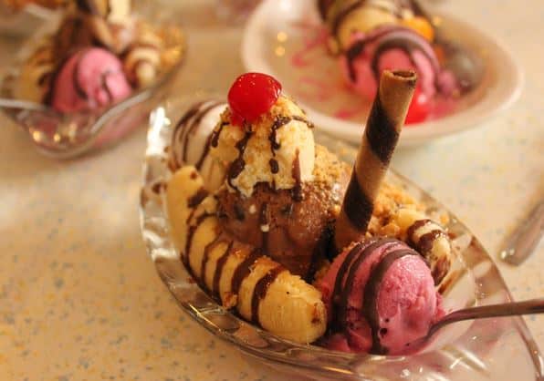 Es Krim Zangrandi, 1. Sop Buntut Depot Sari, 2. Rawon Nguling, 3. Nasi Kuning Depot Wijaya, 4. Lontong Balap Pak Gendut, 5. Nasi Pecel Bu Djoyo, 6. Sate Klopo Ondomohen Bu Asih, 7. Lontong Mie Ny. Marlia, 8. Es Krim Zangrandi, 9. Rujak Cingur Achmad Jais, 10. Cakue Peneleh
