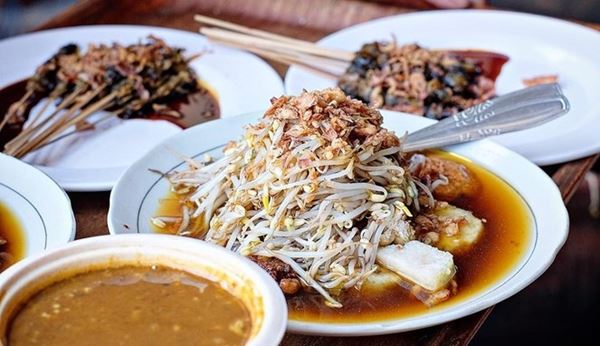 Lontong Balap Pak Gendut, 1. Sop Buntut Depot Sari, 2. Rawon Nguling, 3. Nasi Kuning Depot Wijaya, 4. Lontong Balap Pak Gendut, 5. Nasi Pecel Bu Djoyo, 6. Sate Klopo Ondomohen Bu Asih, 7. Lontong Mie Ny. Marlia, 8. Es Krim Zangrandi, 9. Rujak Cingur Achmad Jais, 10. Cakue Peneleh